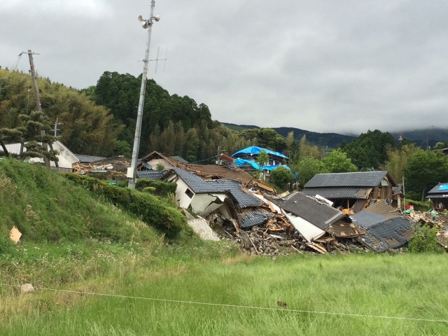 地震で崩れた家