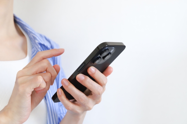 スマホで確認する女性