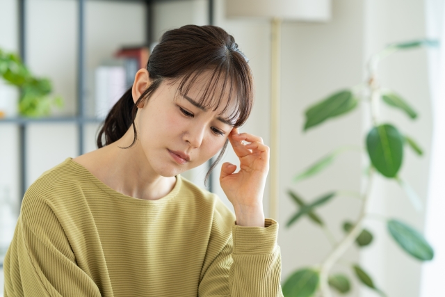 後悔している女性