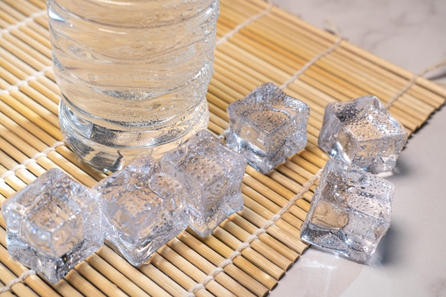 氷と冷えた水