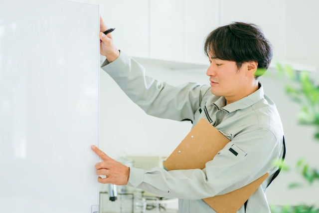 冷蔵庫をチェックする男性