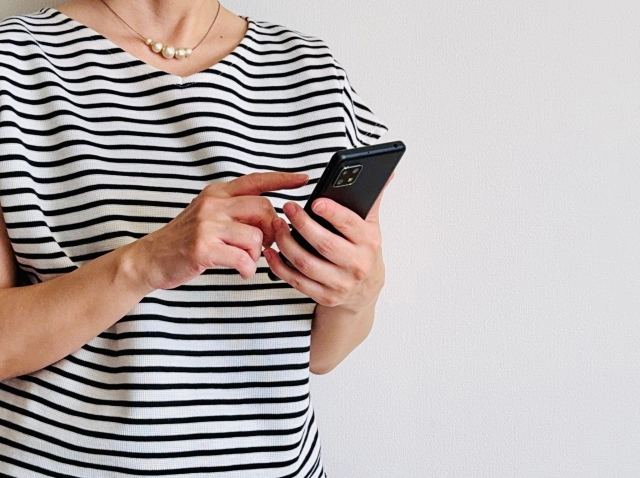 スマホを操作する女性