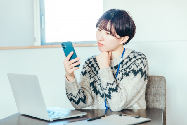 携帯を見る女性