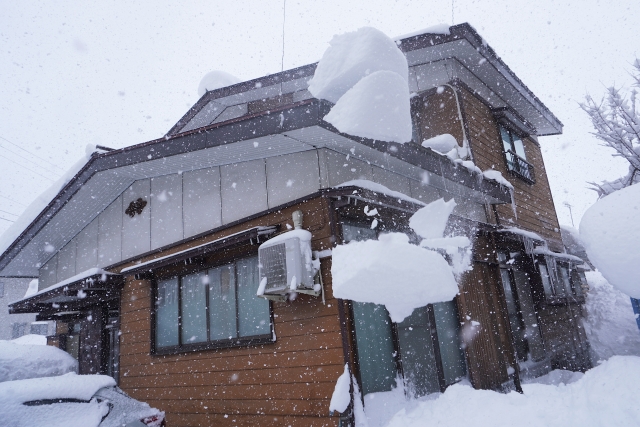 屋根に積もった雪
