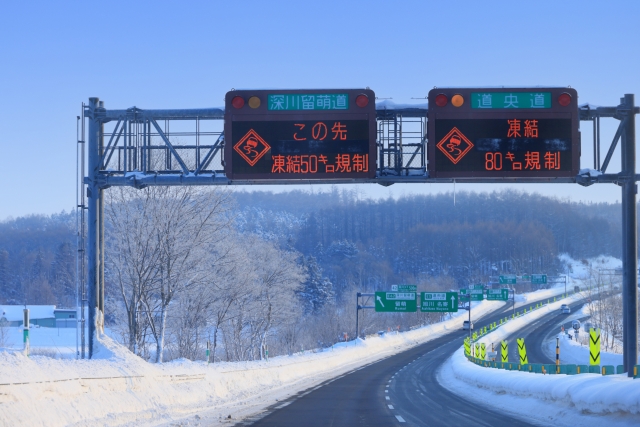 雪の高速道路